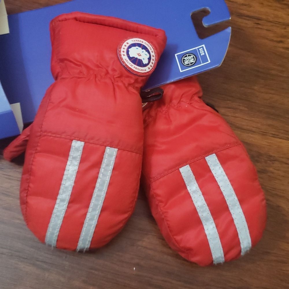 Canada Goose Red Kids Winter Down Ski Mittens Size Small NEW